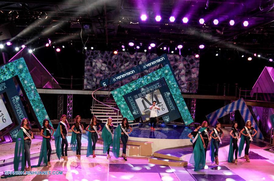 Concursantes participan en el segundo ensayo general del concurso de belleza Miss Venezuela 2016 en Caracas.