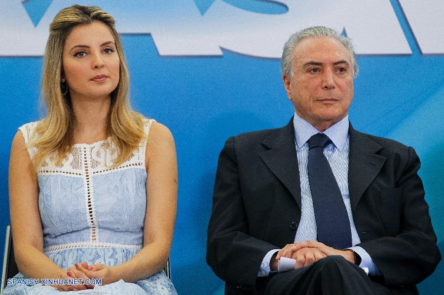 La primera dama de Brasil, Marcela Temer, asumió hoy el comando de un nuevo programa social creado por el Gobierno destinado a prestar atención a niños de hasta tres años nacidos en las familias más pobres del país.