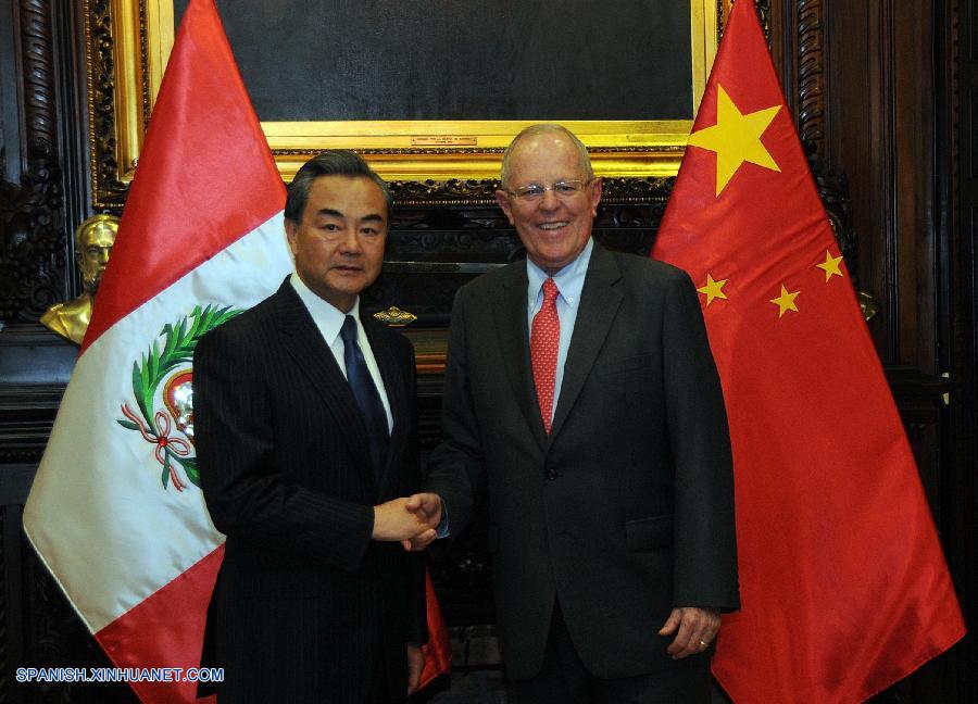 El presidente peruano, Pedro Pablo Kuczynski, y el visitante canciller chino, Wang Yi, se reunieron aquí el miércoles, y se comprometieron a promover la cooperación bilateral estratégica integral.