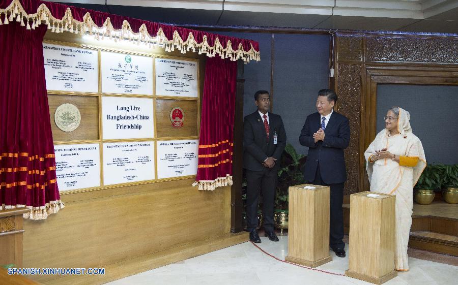 El presidente de China Xi Jinping, de visita en Dacca, conversó hoy con la primera ministra de Bangladesh, Sheikh Hasina. Ambos líderes acordaron elevar los lazos bilaterales al nivel de asociación estratégica de cooperación.