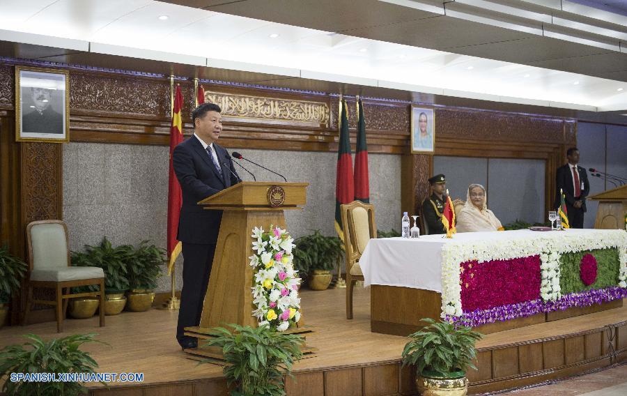 El presidente de China Xi Jinping, de visita en Dacca, conversó hoy con la primera ministra de Bangladesh, Sheikh Hasina. Ambos líderes acordaron elevar los lazos bilaterales al nivel de asociación estratégica de cooperación.