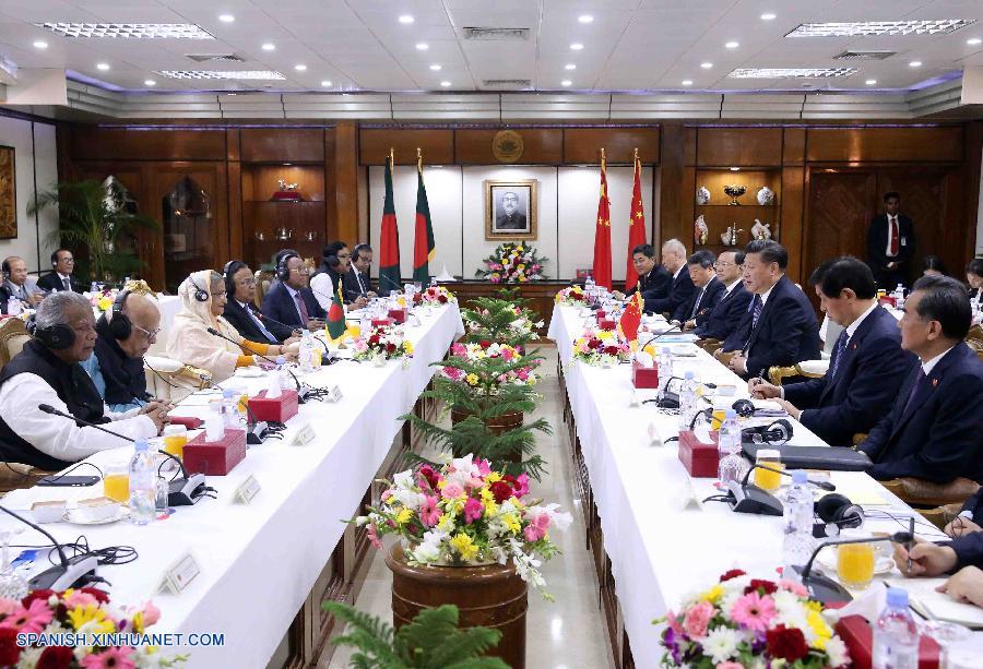 El presidente de China Xi Jinping, de visita en Dacca, conversó hoy con la primera ministra de Bangladesh, Sheikh Hasina. Ambos líderes acordaron elevar los lazos bilaterales al nivel de asociación estratégica de cooperación.