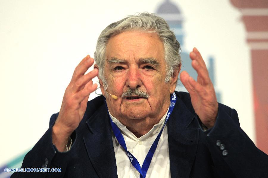 El expresidente uruguayo Jos&eacute; Mujica consider&oacute; este viernes que la pol&iacute;tica 'no debe tomarse como una profesi&oacute;n', sino que debe ser 'una pasi&oacute;n de compromiso' y 'un elemento de la sociedad para ser felices'.