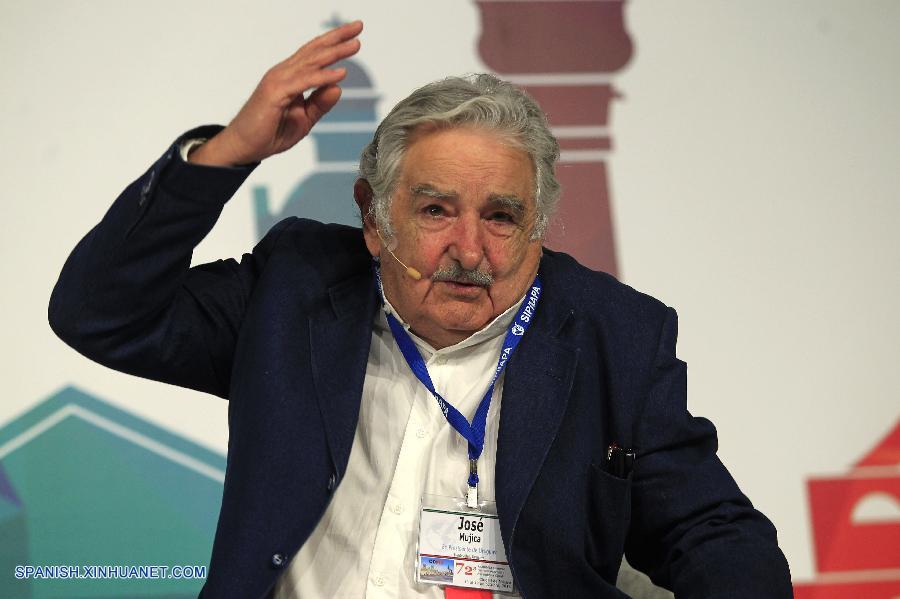 El expresidente uruguayo Jos&eacute; Mujica consider&oacute; este viernes que la pol&iacute;tica 'no debe tomarse como una profesi&oacute;n', sino que debe ser 'una pasi&oacute;n de compromiso' y 'un elemento de la sociedad para ser felices'.