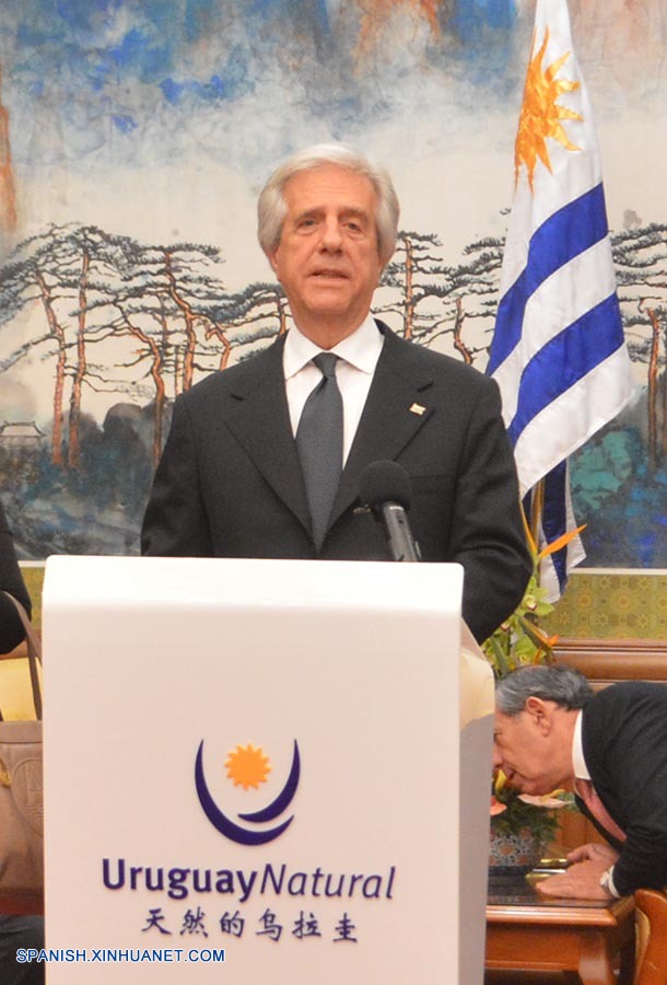 El presidente de Uruguay, Tabaré Vázquez, señaló el miércoles en Beijing que el mayor logro de su visita a China es la firma del acuerdo sobre la asociación estratégica entre ambos países y que Uruguay quiere ser parte de la iniciativa 'Franja y Ruta' de China.