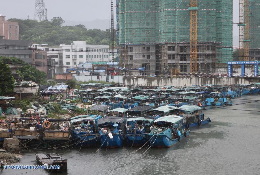 El tifón Haima llegó hoy al sur de China y desencadenó aguaceros repentinos en varias ciudades mientras las autoridades emitían advertencias sobre inundaciones, desprendimientos de tierras y otros desastres relacionados con el clima.