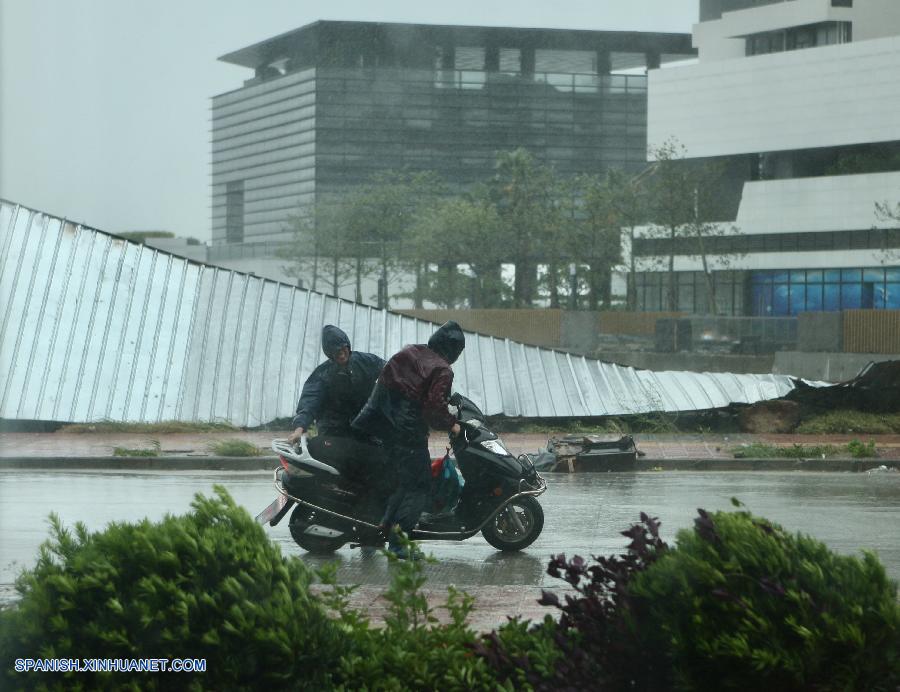 El tifón Haima llegó hoy al sur de China y desencadenó aguaceros repentinos en varias ciudades mientras las autoridades emitían advertencias sobre inundaciones, desprendimientos de tierras y otros desastres relacionados con el clima.
