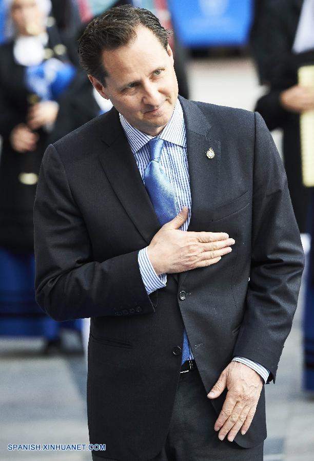 Los reyes de España presidieron hoy en Oviedo (norte) la entrega de los Premios Princesa de Asturias 2016, en su edición XXXVI, en un acto en que los ochos galardonados recibieron sus premios de manos del rey Felipe VI. Los reyes de España presidieron hoy en Oviedo (norte) la entrega de los Premios Princesa de Asturias 2016, en su edición XXXVI, en un acto en que los ochos galardonados recibieron sus premios de manos del rey Felipe VI.
