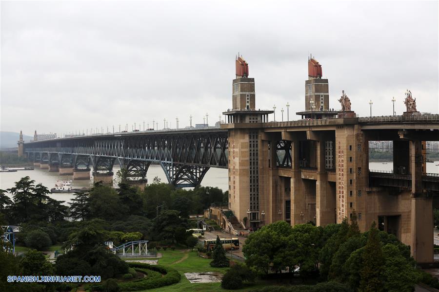 El puente del río Yangtze de Nanjing será cerrado para su reparación por 27 meses a partir del 28 de octubre.