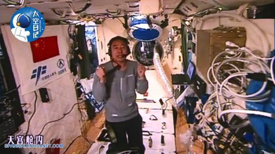 Hoy es 26 de octubre, el octavo día desde que la Shenzhou-11 se acopló con el Tiangong-2. Soy el corresponsal de Xinhua en el espacio Jing Haipeng. Hola a todo el mundo, nos encontramos de nuevo.