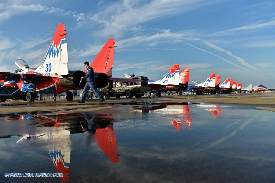 El equipo acrobático ruso 'Swifts' llega a Zhuhai