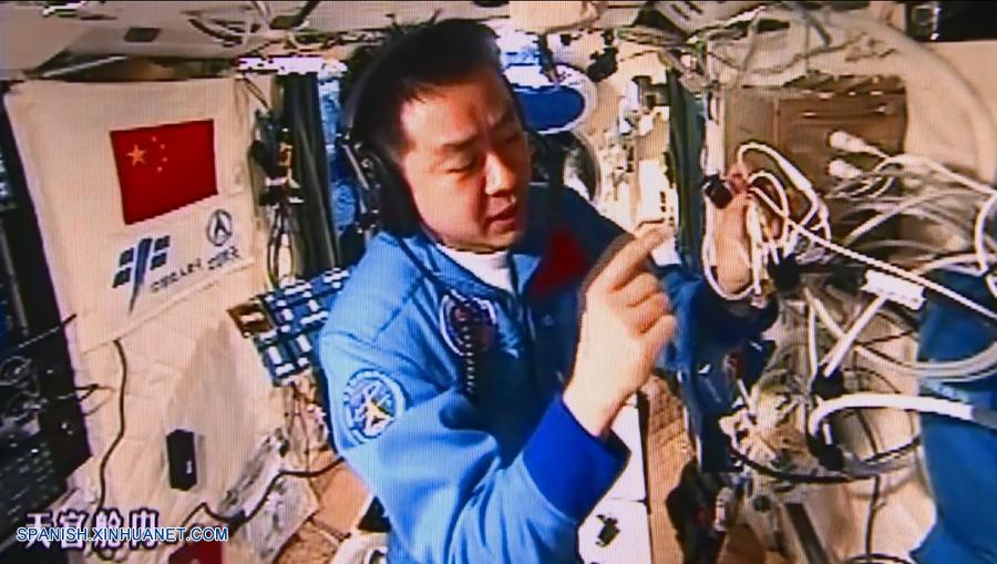 Hoy es 30 de octubre, mi duodécimo día a bordo del Tiangong-2. Soy el corresponsal espacial de Xinhua Chen Dong.