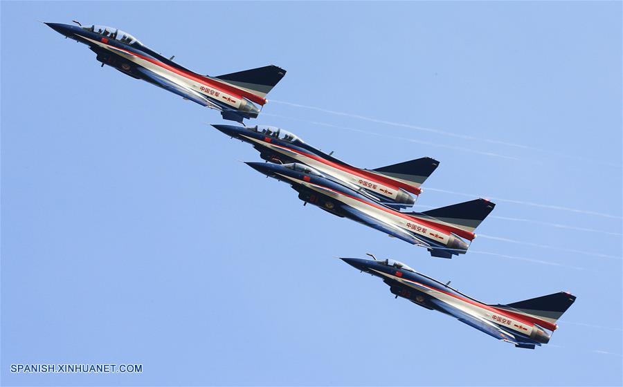 Aviones del Equipo de Acrobacias Aéreas Bayi de China realizan una presentación durante la XI Exhibición Internacional de Aviación y Aeroespacial de China en Zhuhai en la provincia de Guangdong.