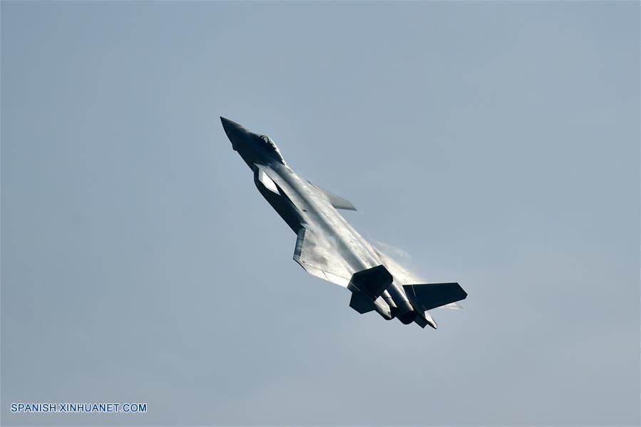 Aviones del Equipo de Acrobacias Aéreas Bayi de China realizan una presentación durante la XI Exhibición Internacional de Aviación y Aeroespacial de China en Zhuhai en la provincia de Guangdong.