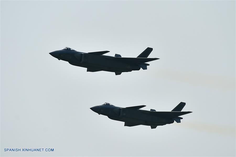 Aviones del Equipo de Acrobacias Aéreas Bayi de China realizan una presentación durante la XI Exhibición Internacional de Aviación y Aeroespacial de China en Zhuhai en la provincia de Guangdong.