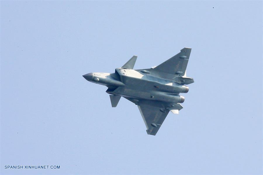 Aviones del Equipo de Acrobacias Aéreas Bayi de China realizan una presentación durante la XI Exhibición Internacional de Aviación y Aeroespacial de China en Zhuhai en la provincia de Guangdong.