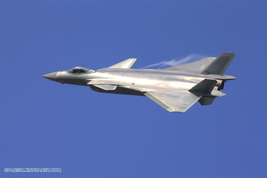 Aviones del Equipo de Acrobacias Aéreas Bayi de China realizan una presentación durante la XI Exhibición Internacional de Aviación y Aeroespacial de China en Zhuhai en la provincia de Guangdong.