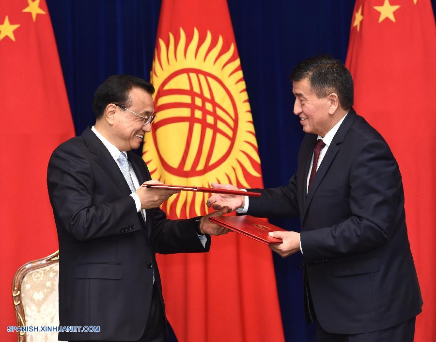 El primer ministro de China, Li Keqiang, y su homólogo kirguís, Sooronbay Jeenbekov, acordaron hoy impulsar la cooperación entre los dos países en varios ámbitos.