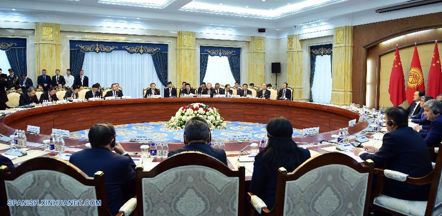 El primer ministro de China, Li Keqiang, y su homólogo kirguís, Sooronbay Jeenbekov, acordaron hoy impulsar la cooperación entre los dos países en varios ámbitos.