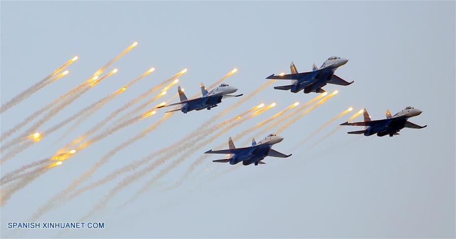Los equipos acrobáticos extranjeros participan en la XI Exhibición Internacional de Aviación y Aeroespacial de China en Zhuhai.
