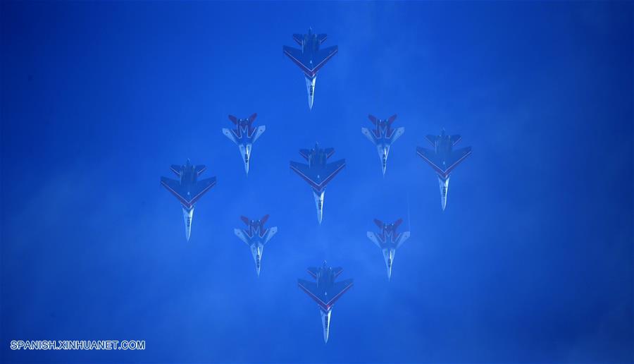 Los equipos acrobáticos extranjeros participan en la XI Exhibición Internacional de Aviación y Aeroespacial de China en Zhuhai.