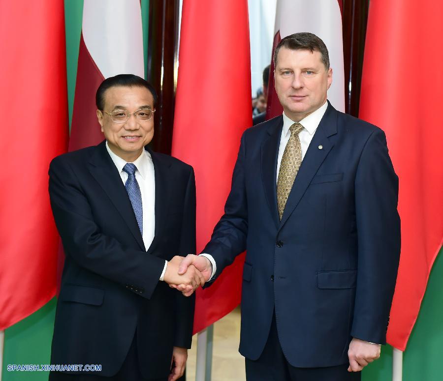 El primer ministro de China, Li Keqiang, se reunió hoy en Riga con el presidente de Letonia y con el presidente del Parlamento letón y prometió promover aún más la cooperación bilateral en diferentes áreas.