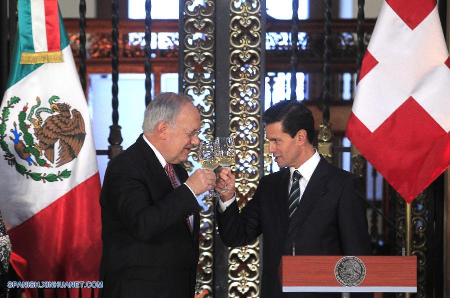 México inició la negociación para firmar en 2017 la renovación del tratado de libre comercio con Suiza, informó este viernes el presidente mexicano, Enrique Peña Nieto.