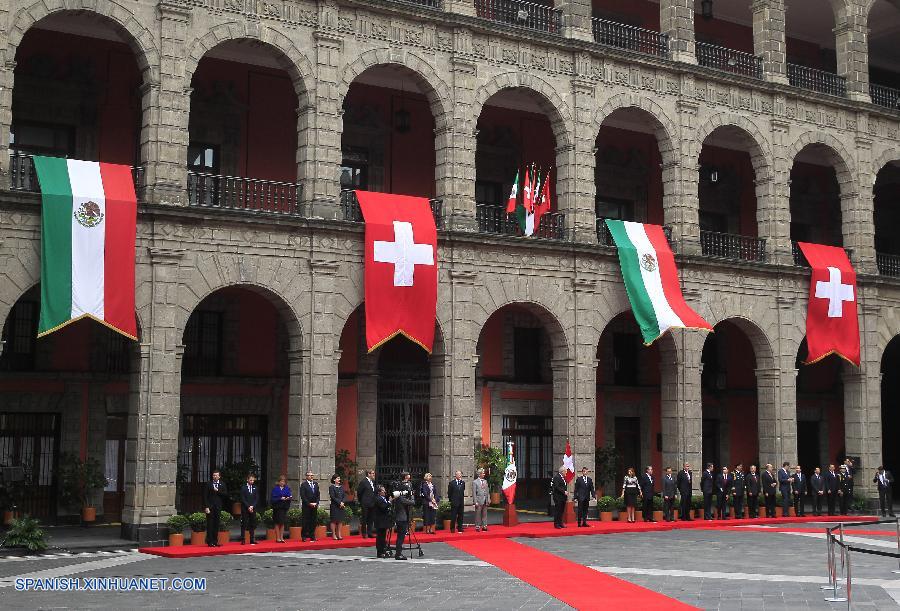 México inició la negociación para firmar en 2017 la renovación del tratado de libre comercio con Suiza, informó este viernes el presidente mexicano, Enrique Peña Nieto.