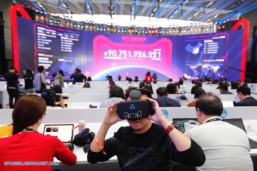Trabajadores de los medios de comunicaci&oacute;n experimentan Buy+, la primera tienda de Realidad Virtual del mundo en el mercado online de Alibaba Tmall en Shenzhen.