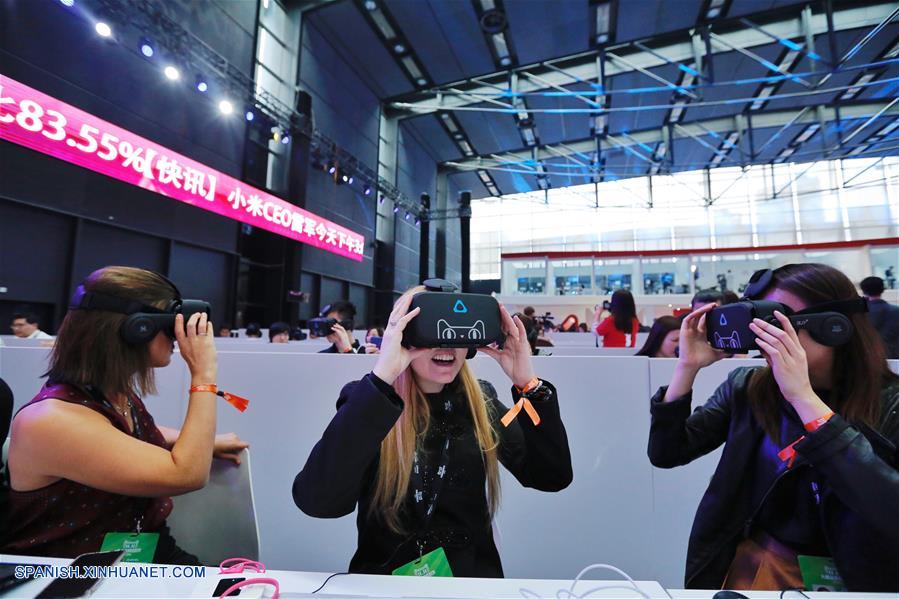 Trabajadores de los medios de comunicaci&oacute;n experimentan Buy+, la primera tienda de Realidad Virtual del mundo en el mercado online de Alibaba Tmall en Shenzhen.