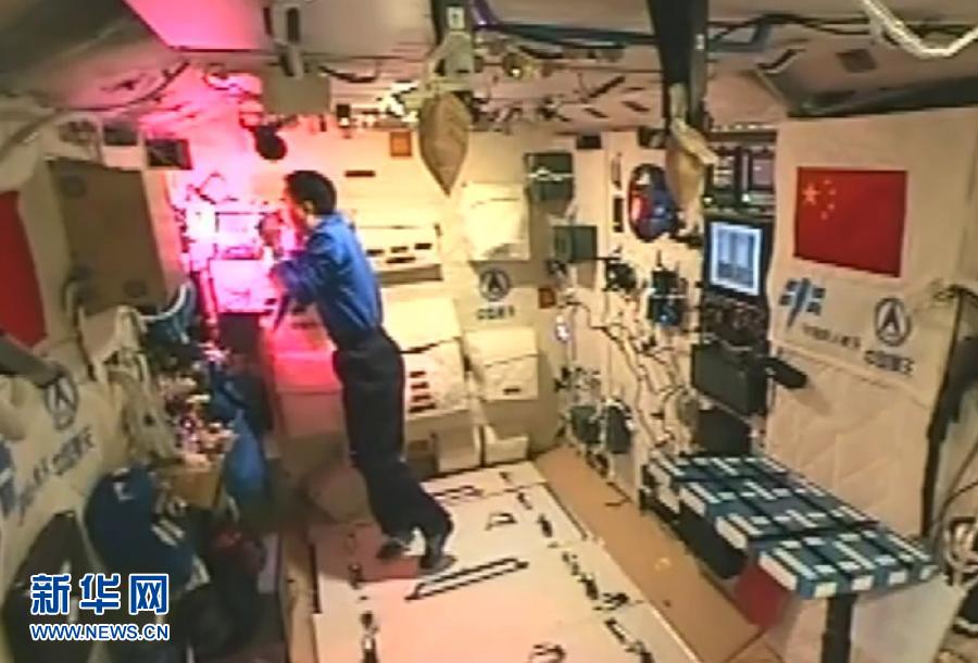 Saludos a todos. Hoy es 11 de noviembre, mi vigesimocuarto día a bordo del Tiangong-2. Soy el corresponsal espacial de Xinhua Jing Haipeng.
