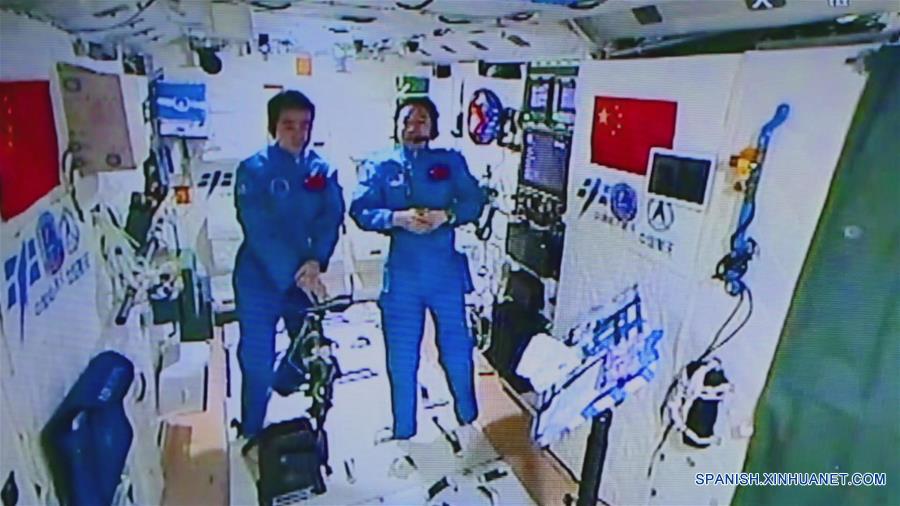 （新华社特约记者太空日记·图文互动）中国航天员首次接受“天地采访”——新华社太空特约记者对话编辑部 