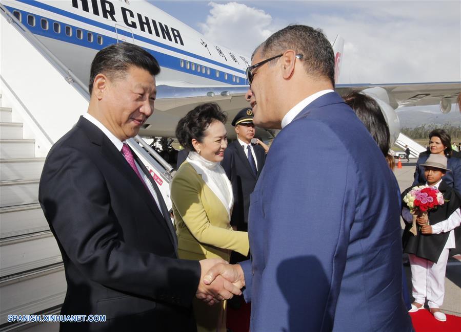 El presidente de China, Xi Jinping (i), y su esposa, Peng Liyuan (2-i), son recibidos por el presidente de Ecuador, Rafael Correa, y su esposa, Anne Malherbe, en el aeropuerto en Quito, Ecuador, el 17 de noviembre de 2016.