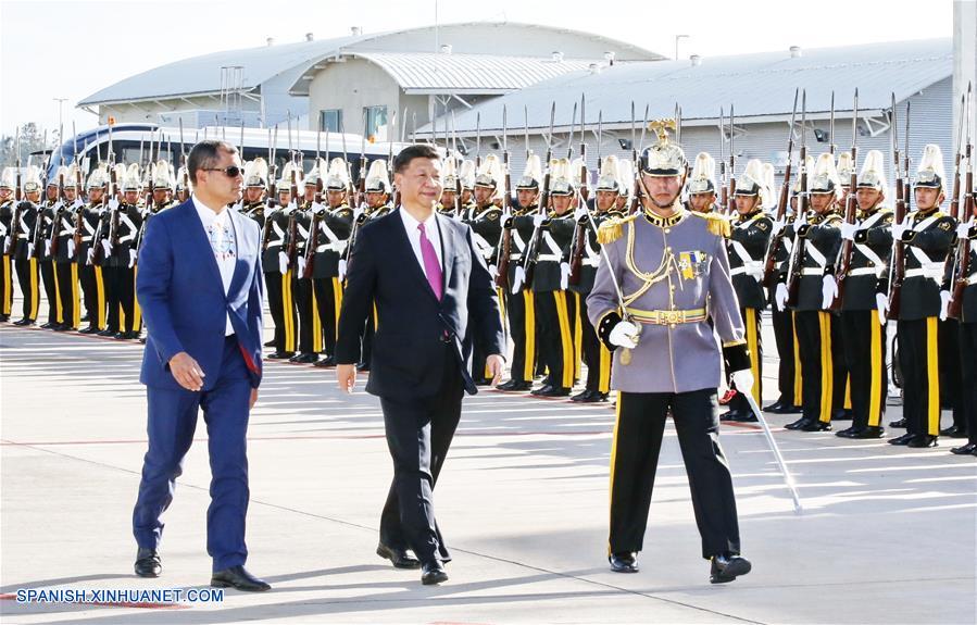 El presidente de China, Xi Jinping (c), asiste a una ceremonia de bienvenida celebrada por el presidente de Ecuador, Rafael Correa (i), en el aeropuerto en Quito, Ecuador, el 17 de noviembre de 2016.