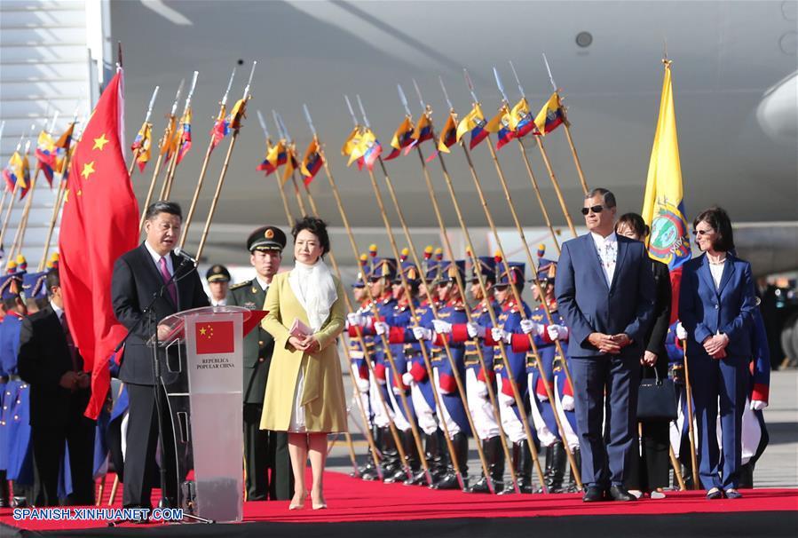 El presidente de China, Xi Jinping, pronuncia un discurso durante la ceremonia de bienvenida celebrada por el presidente de Ecuador, Rafael Correa, en el aeropuerto en Quito, Ecuador, el 17 de noviembre de 2016.