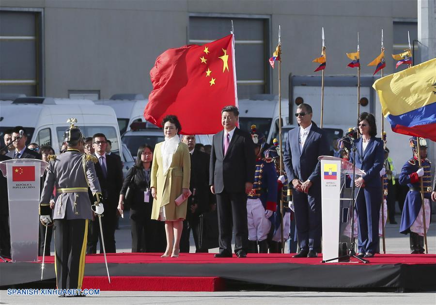 El presidente de China, Xi Jinping, asiste a una ceremonia de bienvenida celebrada por el presidente de Ecuador, Rafael Correa, en el aeropuerto en Quito, Ecuador, el 17 de noviembre de 2016.