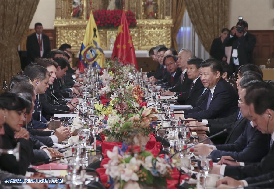 El presidente de China, Xi Jinping, sostiene conversaciones con el presidente de Ecuador, Rafael Correa, en Quito, Ecuador, el 17 de noviembre de 2016.