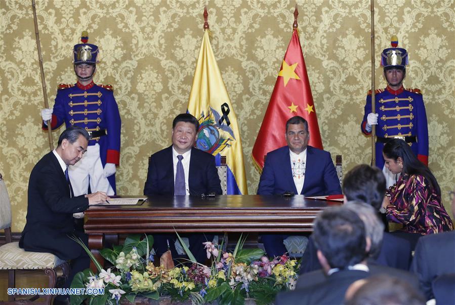 El presidente de China, Xi Jinping, y el presidente de Ecuador, Rafael Correa, son testigos de la firma de documentos sobre cooperación bilateral después de sus conversaciones en Quito, Ecuador, el 17 de noviembre de 2016.