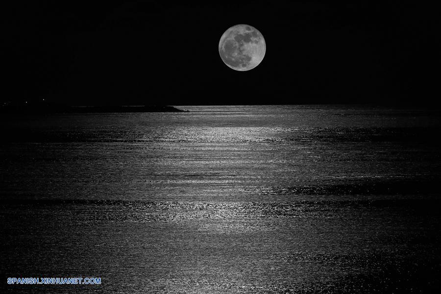 'superluna' brillando sobre el mar en Cancún