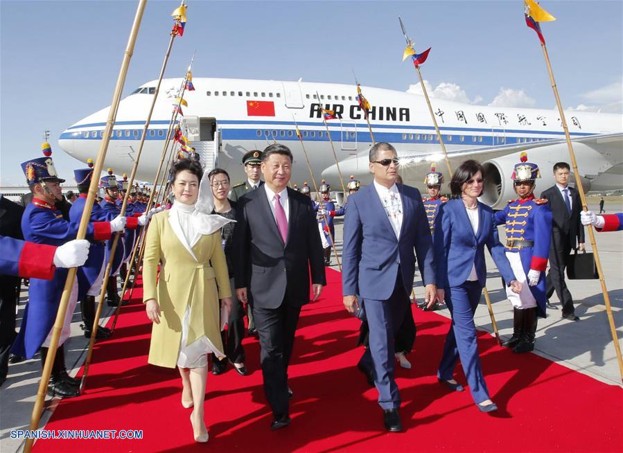 presidente de China, Xi Jinping, y su esposa, Peng Liyuan, siendo recibidos por el presidente de Ecuador, Rafael Correa, y su esposa, Anne Malherbe, a su llegada al aeropuerto, en Quito