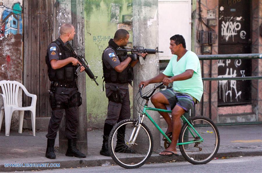 elementos de seguridad montando guardia en la favela de Ciudad de Dios en Río de Janeiro