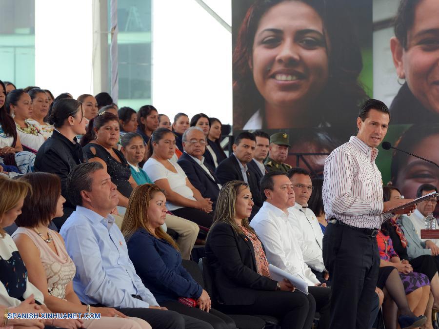 El presidente de México, Enrique Peña Nieto, llamó este viernes a respetar la dignidad y los derechos de las mujeres, así como frenar el 'machismo' para erradicar la violencia contra este género.
