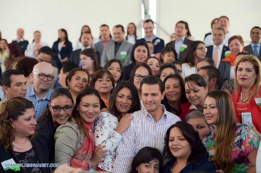 El presidente de México, Enrique Peña Nieto, llamó este viernes a respetar la dignidad y los derechos de las mujeres, así como frenar el 'machismo' para erradicar la violencia contra este género.
