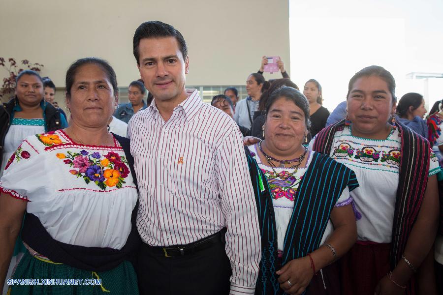 El presidente de México, Enrique Peña Nieto, llamó este viernes a respetar la dignidad y los derechos de las mujeres, así como frenar el 'machismo' para erradicar la violencia contra este género.