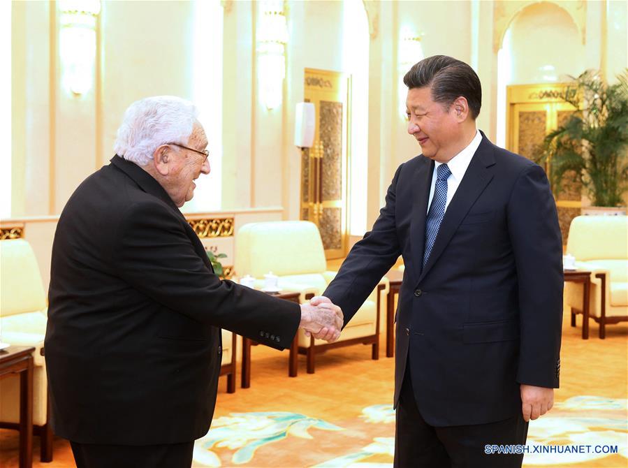 El presidente chino, Xi Jinping, se reunió hoy en Beijing con el ex secretario de Estado estadounidense Henry Kissinger e indicó que China trabajará estrechamente con Estados Unidos en un nuevo punto de partida para mantener la transición fluida de las relaciones y el crecimiento estable.