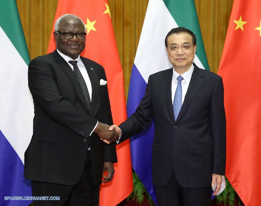 El primer ministro de China, Li Keqiang, se reunió hoy con el presidente de Sierra Leona, Ernest Bai Koroma, y pidió a ambos países impulsar la cooperación en el desarrollo de infraestructura y en capacidad de producción.