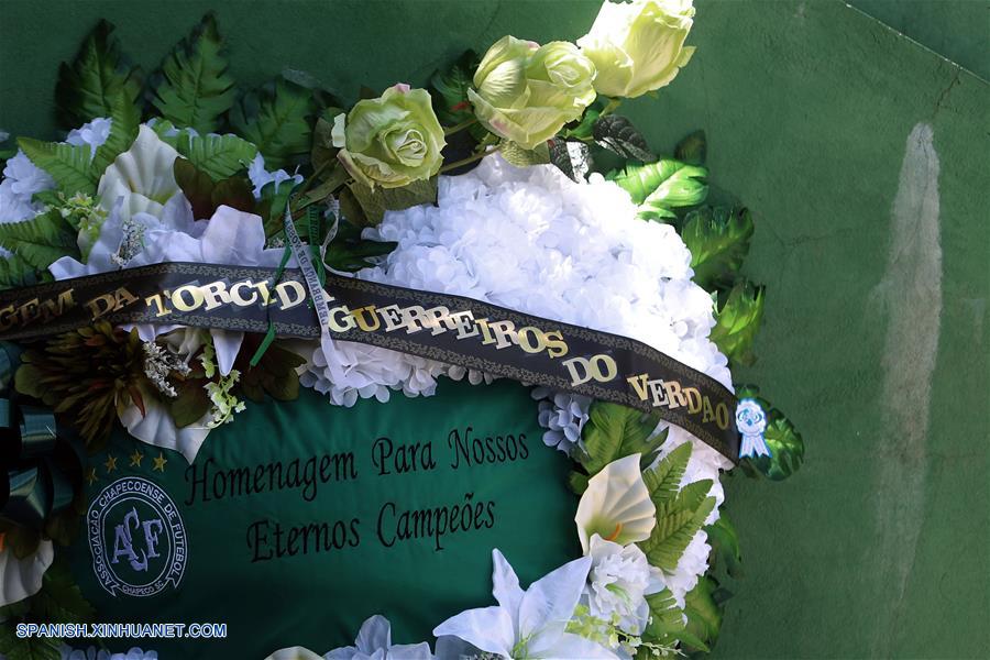 El club de fútbol brasileño Chapecoense anunció que el funeral colectivo para rendir homenaje a sus jugadores, cuerpo técnico y directiva fallecidos en el accidente de avión en Colombia será el sábado.