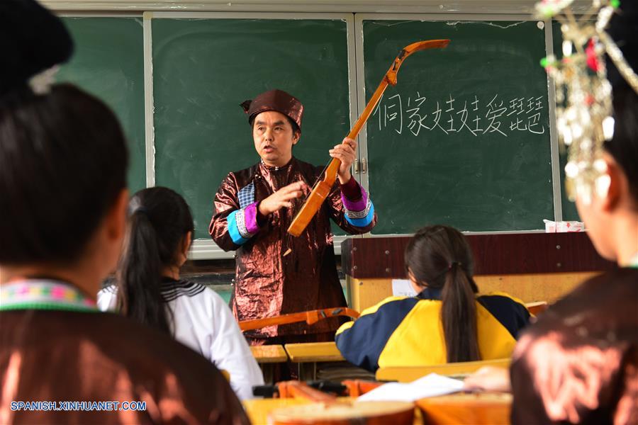 Guizhou: Jóvenes del grupo étnico Dong aprenden música folclórica Guizhou: Jóvenes del grupo étnico Dong aprenden música folclórica