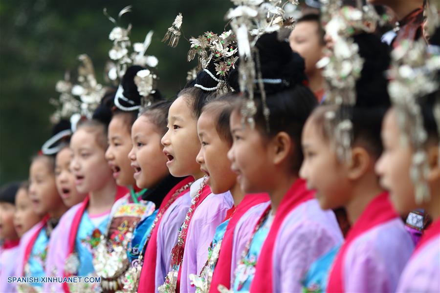 Guizhou: Jóvenes del grupo étnico Dong aprenden música folclórica Guizhou: Jóvenes del grupo étnico Dong aprenden música folclórica
