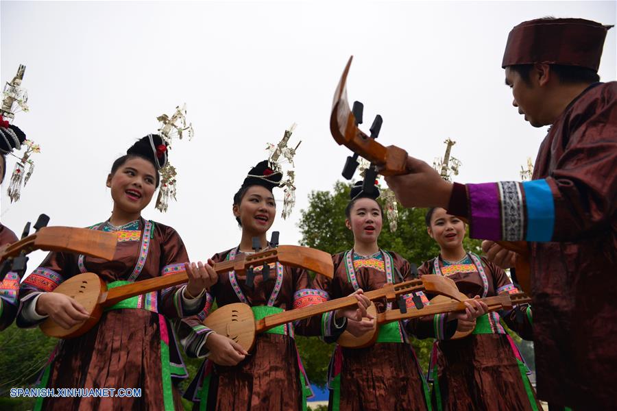 Guizhou: J&oacute;venes del grupo &eacute;tnico Dong aprenden m&uacute;sica folcl&oacute;rica